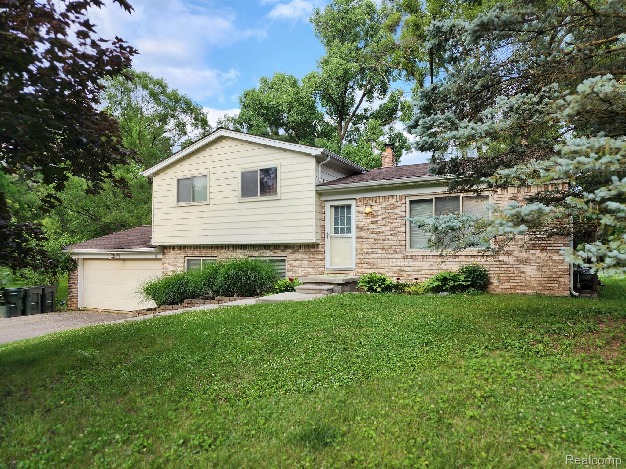 2495 Hickory Lawn Road Rochester, MI 48307 - Photo 1 of 10 Gallery Image 1