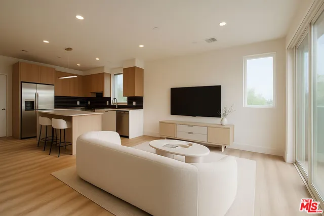 $3,590 | 5813 Lexington Avenue, Unit 201, Los Angeles, CA 90038