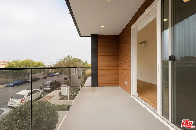 $3,590 | 5813 Lexington Avenue, Unit 201, Los Angeles, CA 90038