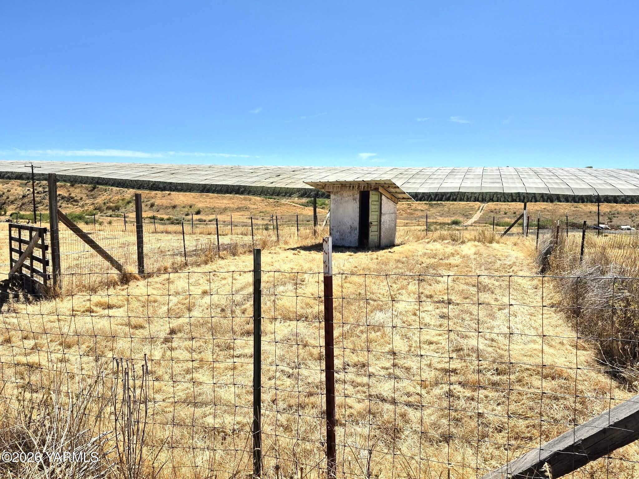 497 Burnham Road Yakima, WA 98908 - Photo 7 of 33 chicken coop of sm animal pen
