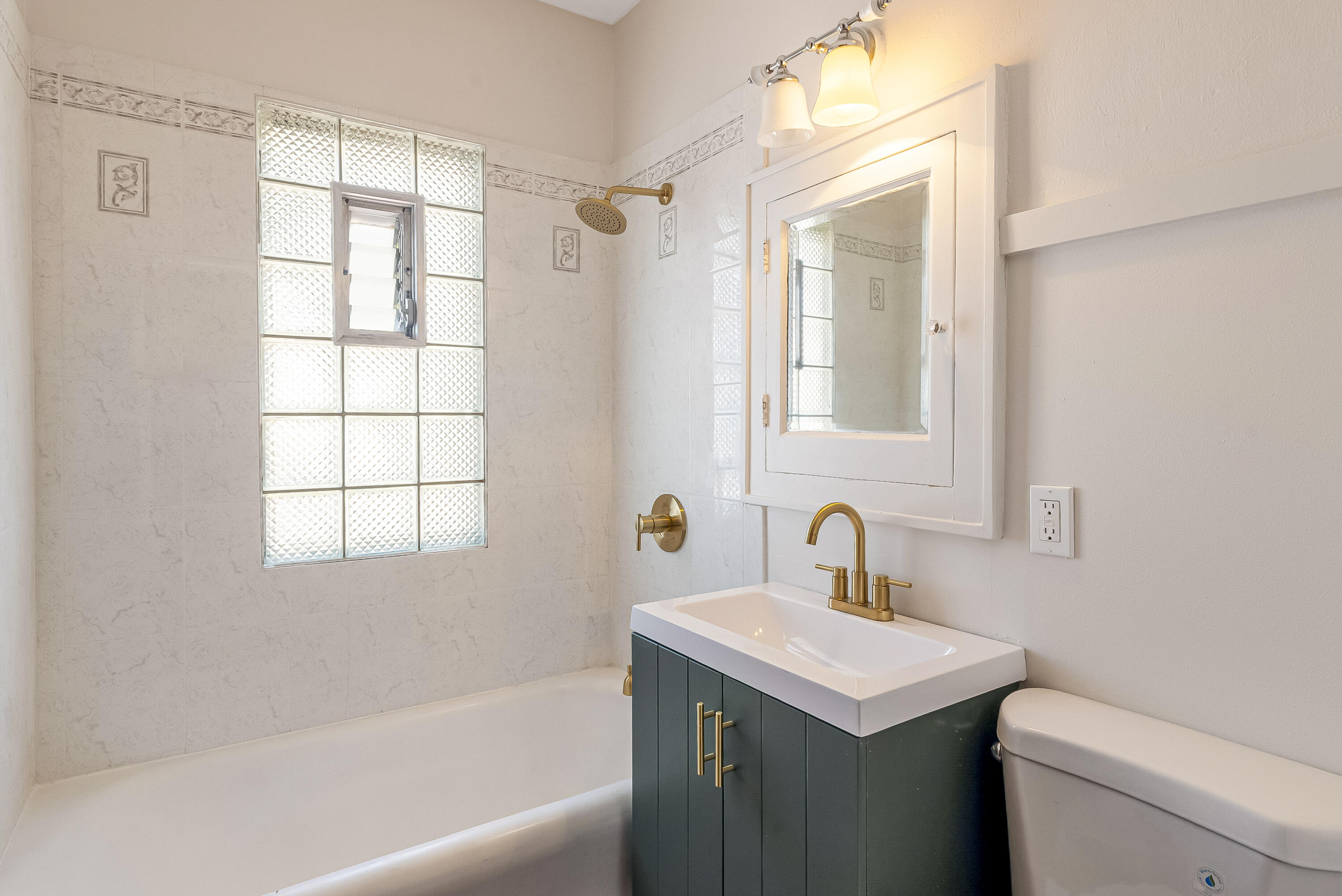 2808 South Greeley Street Milwaukee, WI 53207 - Photo 13 of 23 Bathroom