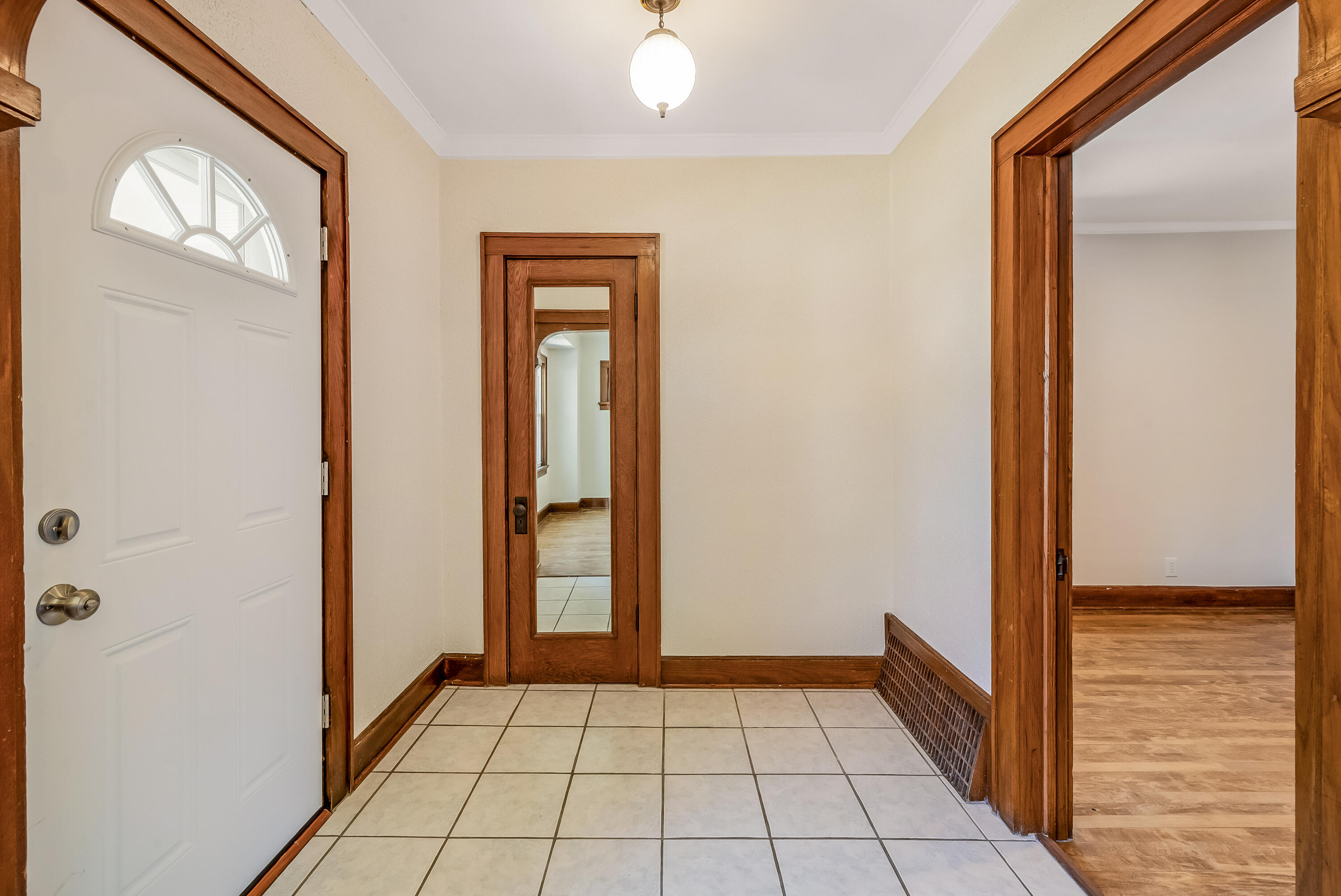2808 South Greeley Street Milwaukee, WI 53207 - Photo 4 of 23 Front Entry