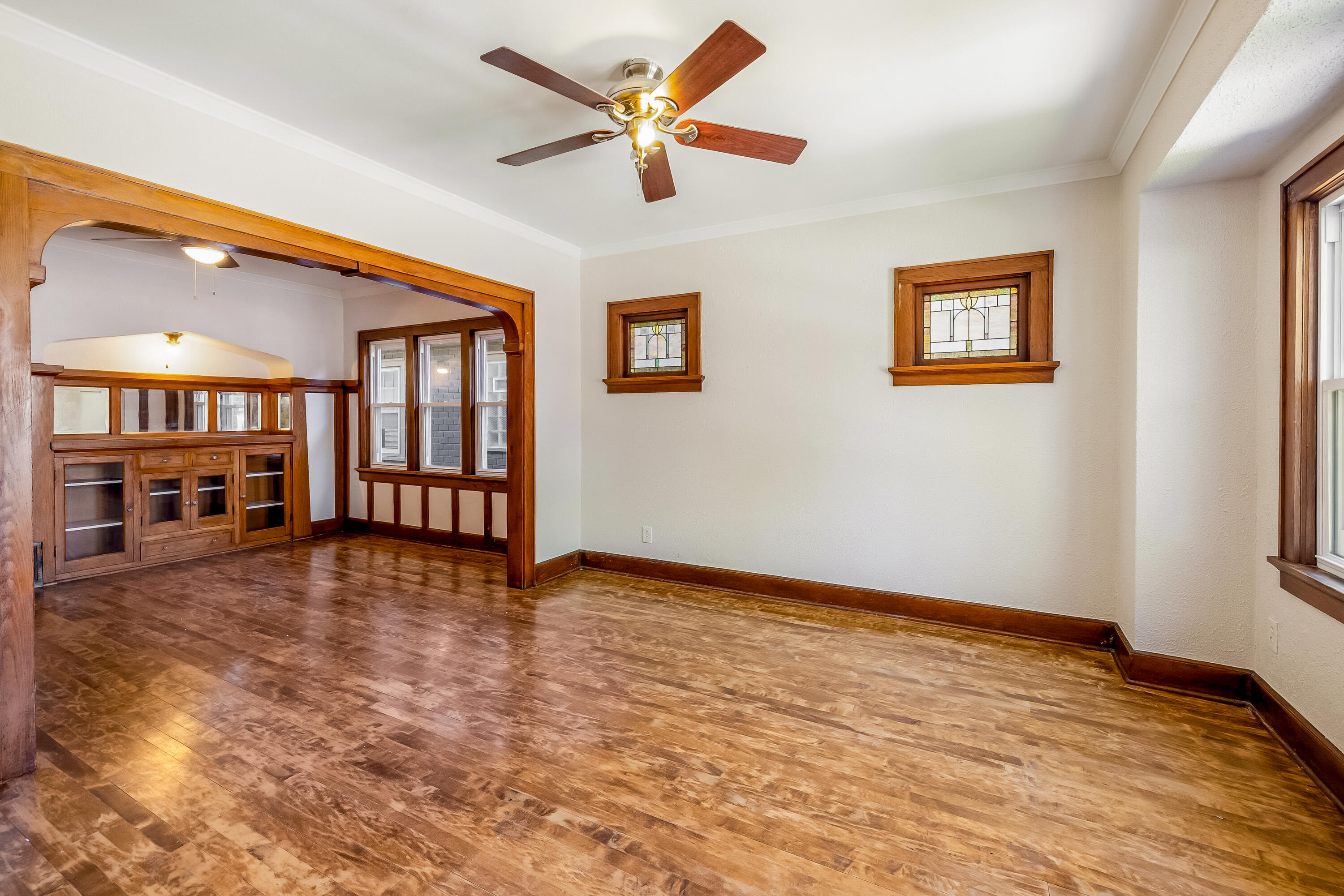 2808 South Greeley Street Milwaukee, WI 53207 - Photo 5 of 23 Living Room