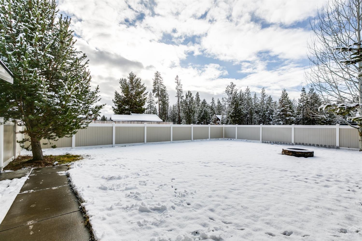 16655 William Foss Road La Pine, OR 97739 - Photo 4 of 24 large lawn in vinyl fenced back yard has