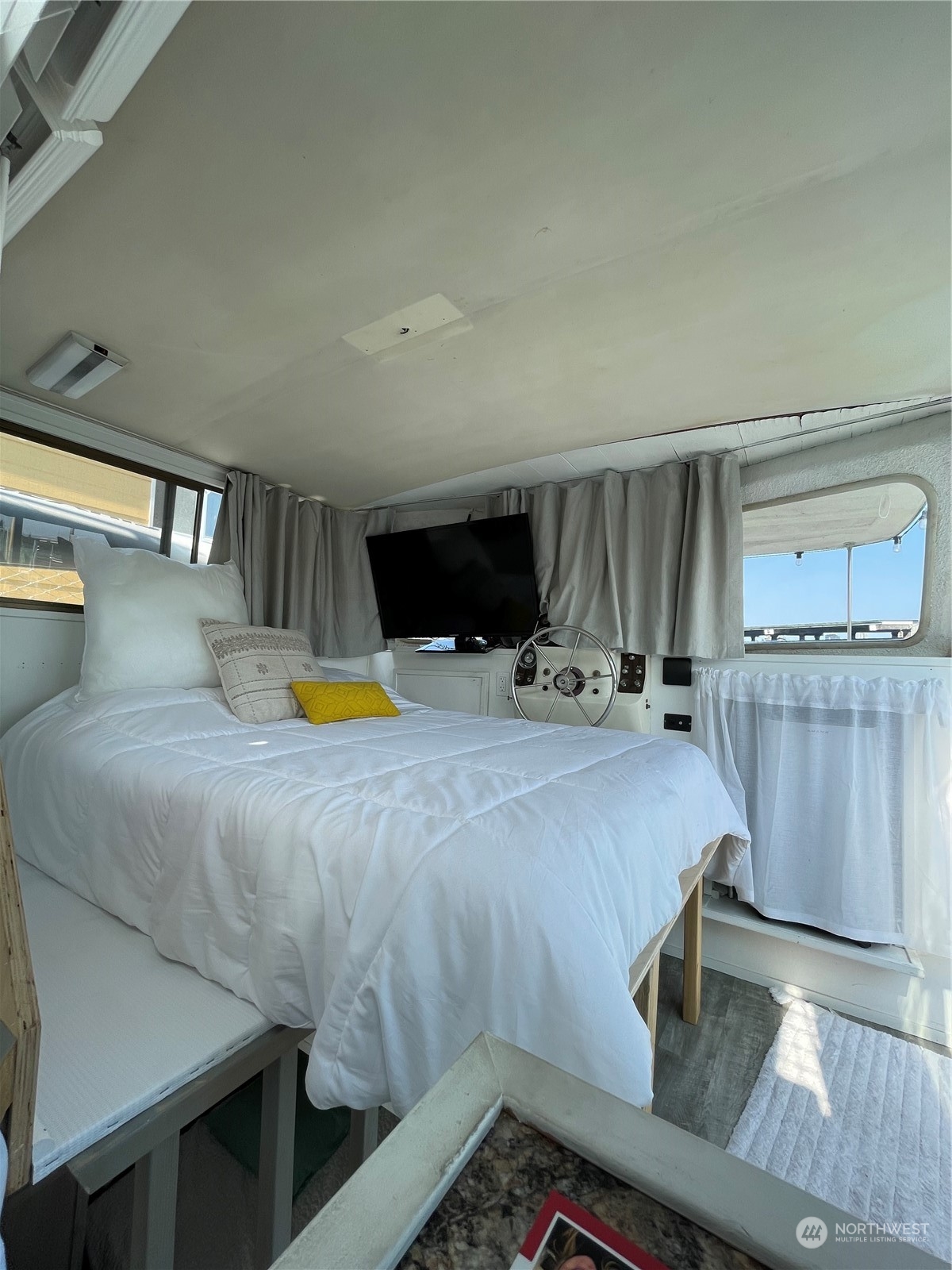 2401 North Northlake Way, Unit E6 Seattle, WA 98103 - Photo 12 of 25 a room with a bed and a table