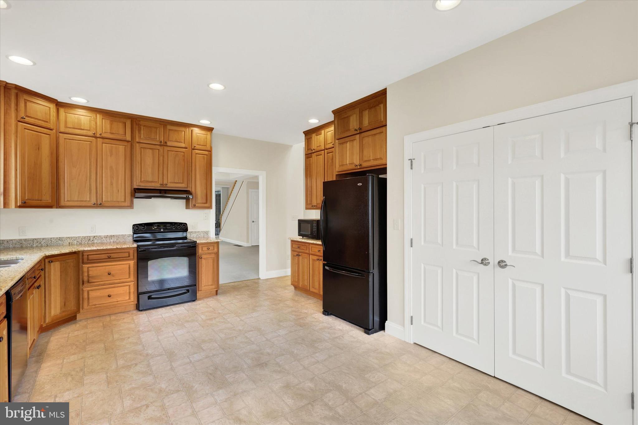 6913 Old Course Road Fayetteville, PA 17222 - Photo 9 of 28 Kitchen with all appliances