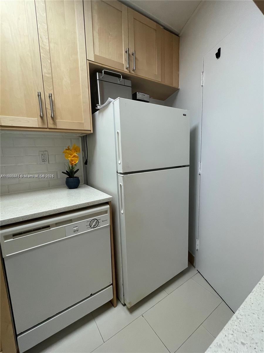 2899 Collins Avenue, Unit 1420 Miami Beach, FL 33140 - Photo 8 of 17 a utility room with dryer and washer