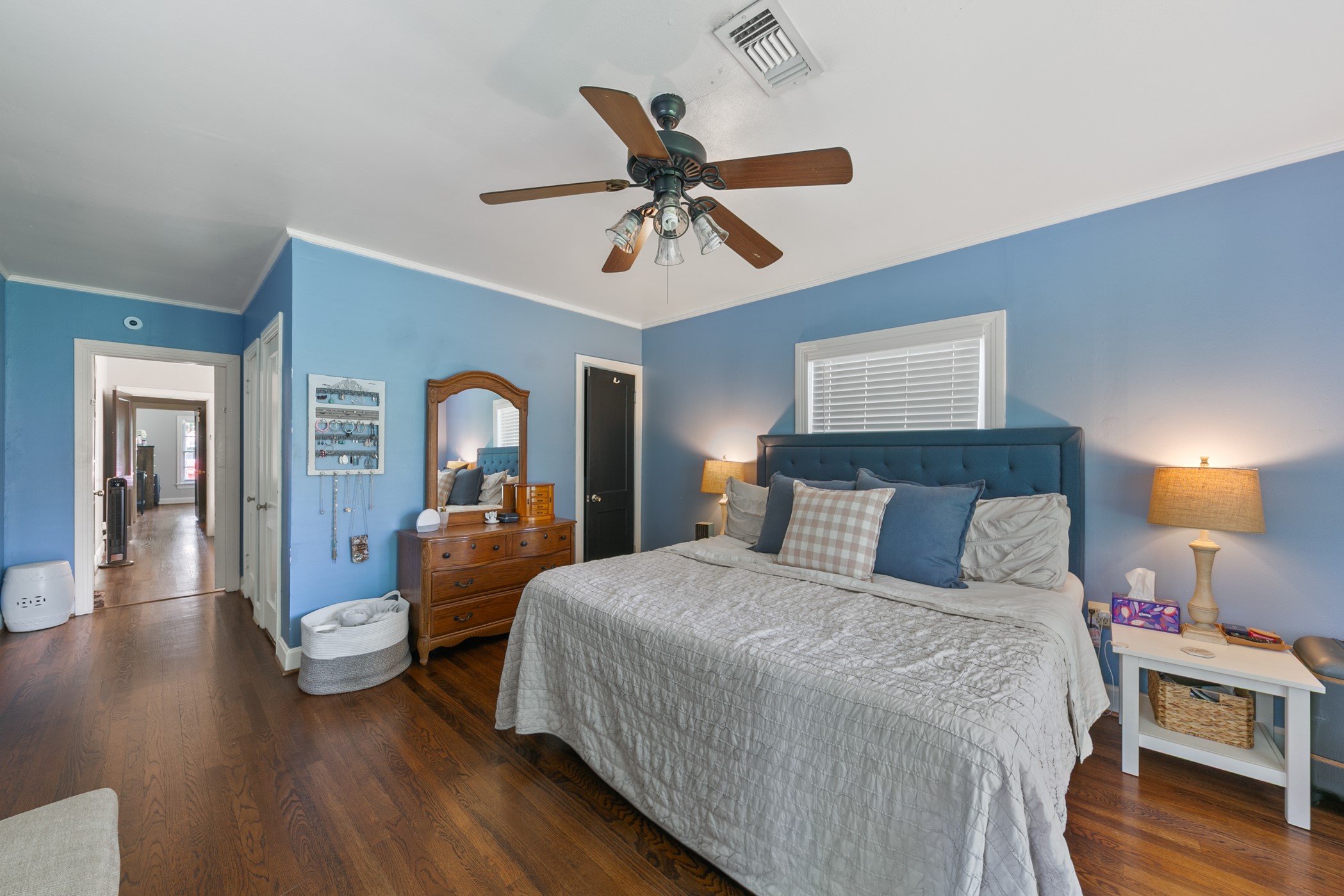 503 West 33rd Street Houston, TX 77018 - Photo 17 of 34 The primary bedroom is spacious to fit a king sized bed and several furniture pieces.