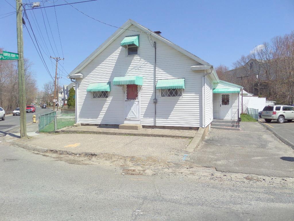 a view of a back yard of the house