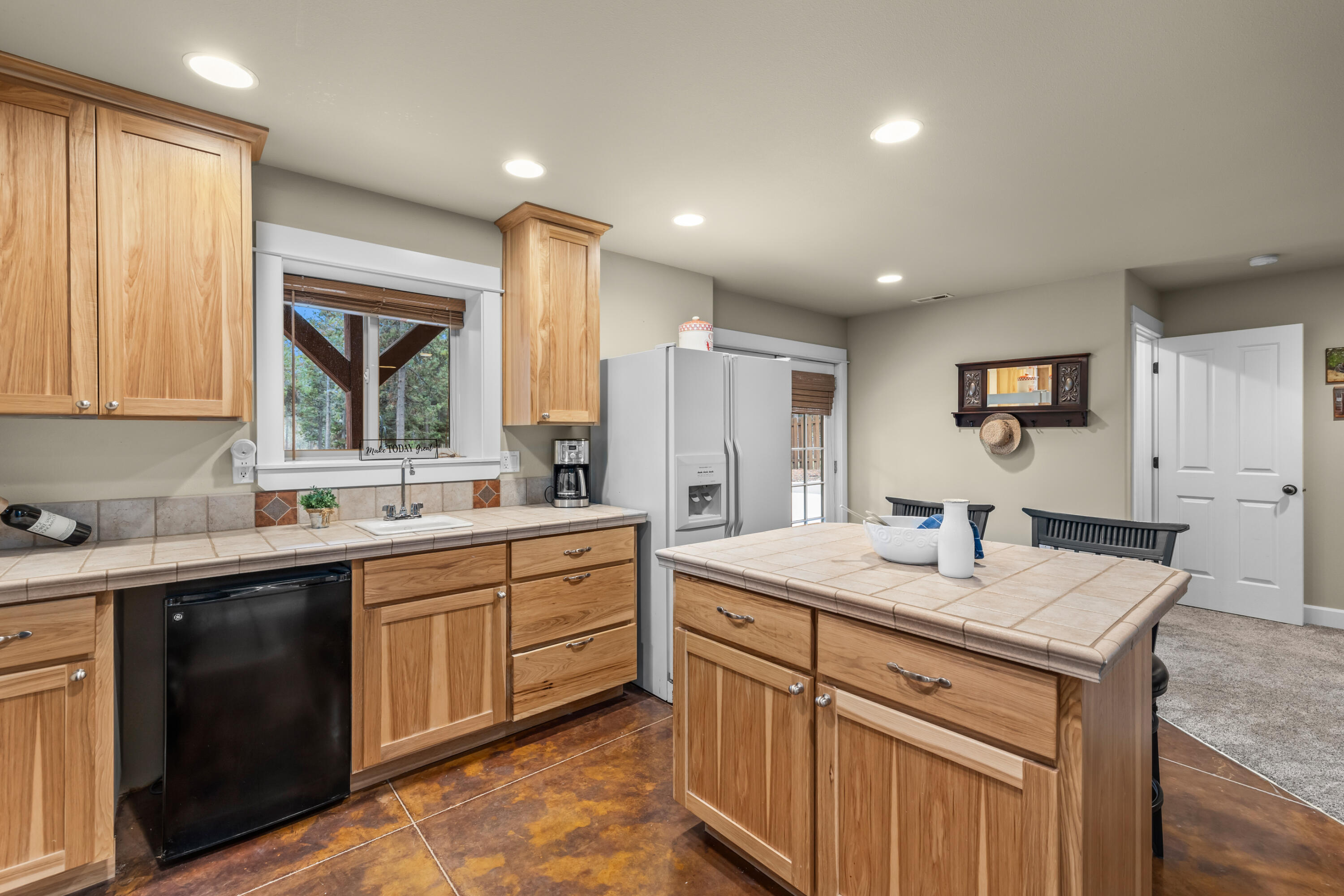 17085 Oxnard Road Bend, OR 97707 - Photo 19 of 25 lower level kitchenette