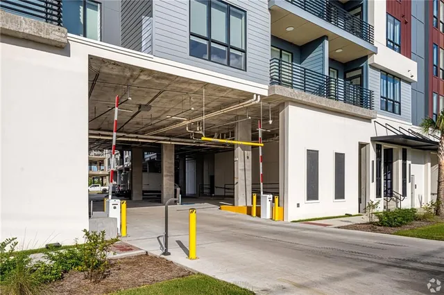 $2,600 | 3100 Lake Villa Drive, Metairie, LA 70002