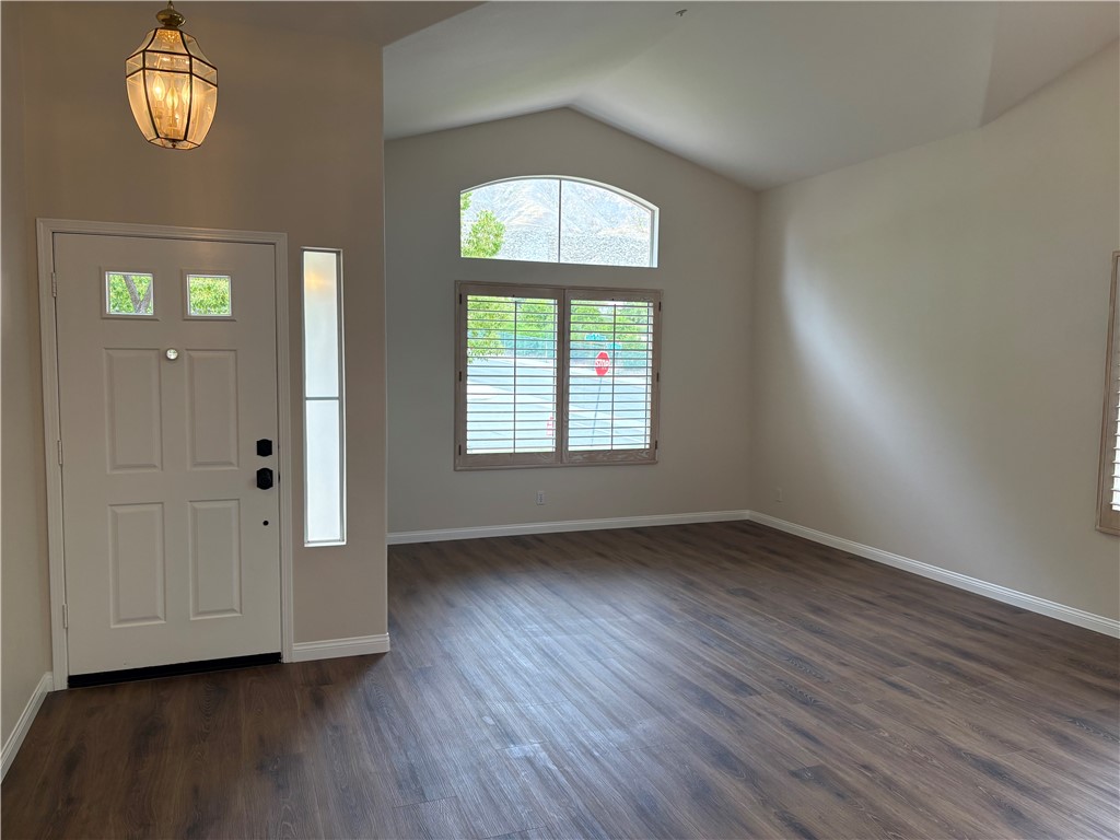 28999 Clear Spring Lane Highland, CA 92346 - Photo 2 of 32 Entry to Living room