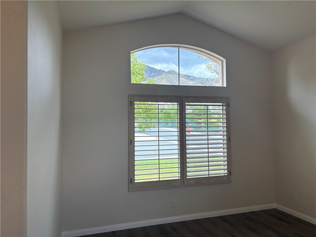 28999 Clear Spring Lane Highland, CA 92346 - Photo 3 of 32 Living room View