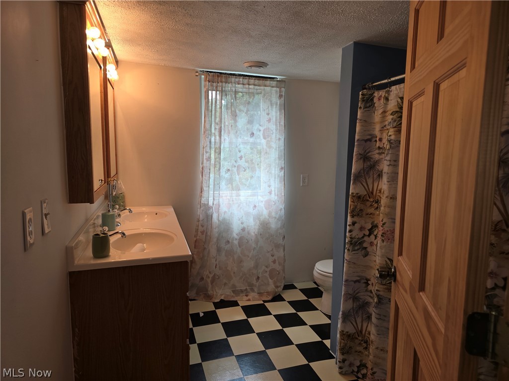 4627 North Ridge Road East Geneva, OH 44041 - Photo 10 of 19 upstairs full bath