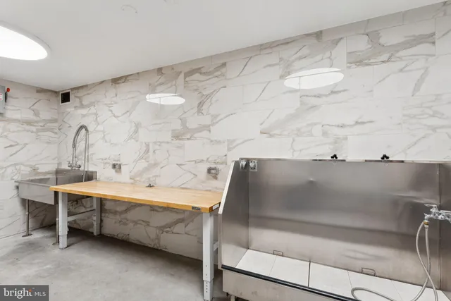 a view of parking area