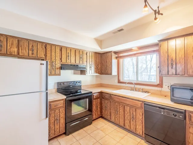 $99,900 | 2807 Glenwood Lansing Road, Unit 211, Lynwood, IL 60411