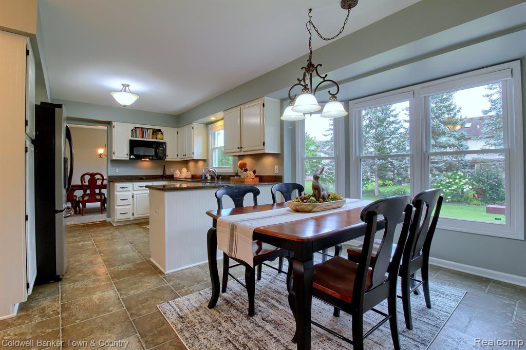 45221 Danbury Road Canton, MI 48188 - Photo 9 of 48 Gallery Image 9