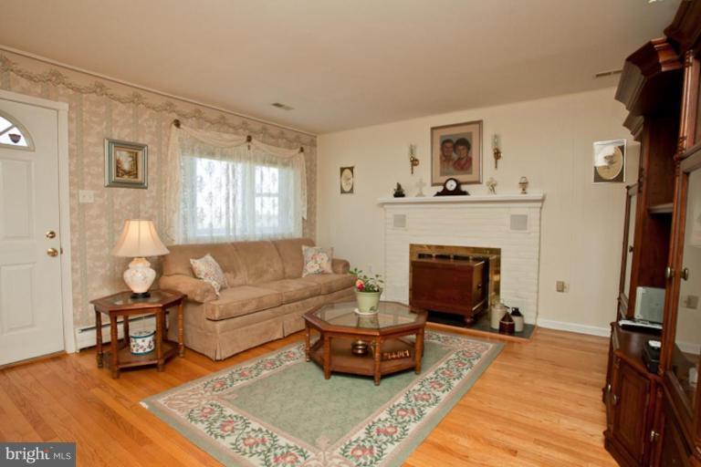 21500 Slidell Road Boyds, MD 20841 - Photo 4 of 24 Living Room