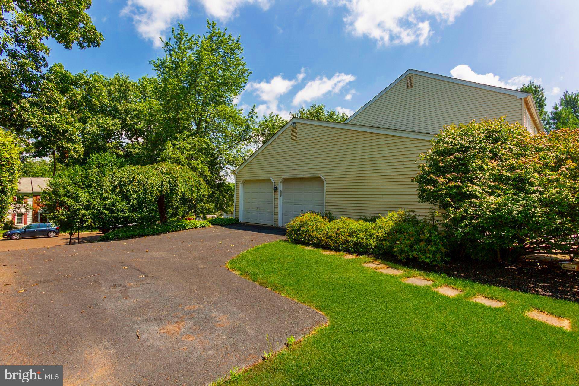 2039 Spring Valley Road Lansdale, PA 19446 - Photo 6 of 36 Gallery Image 6