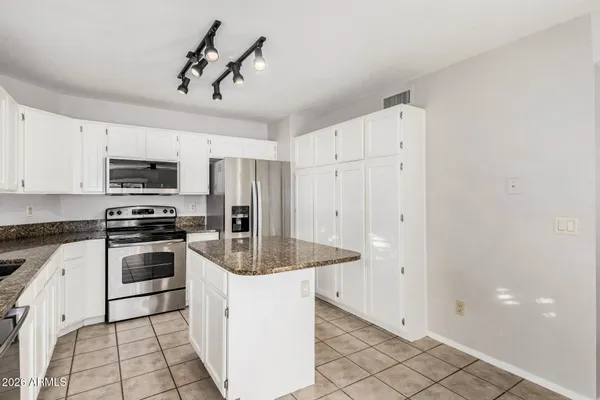 $2,895 | 931 North Whalers Cove Drive, Gilbert, AZ 85234