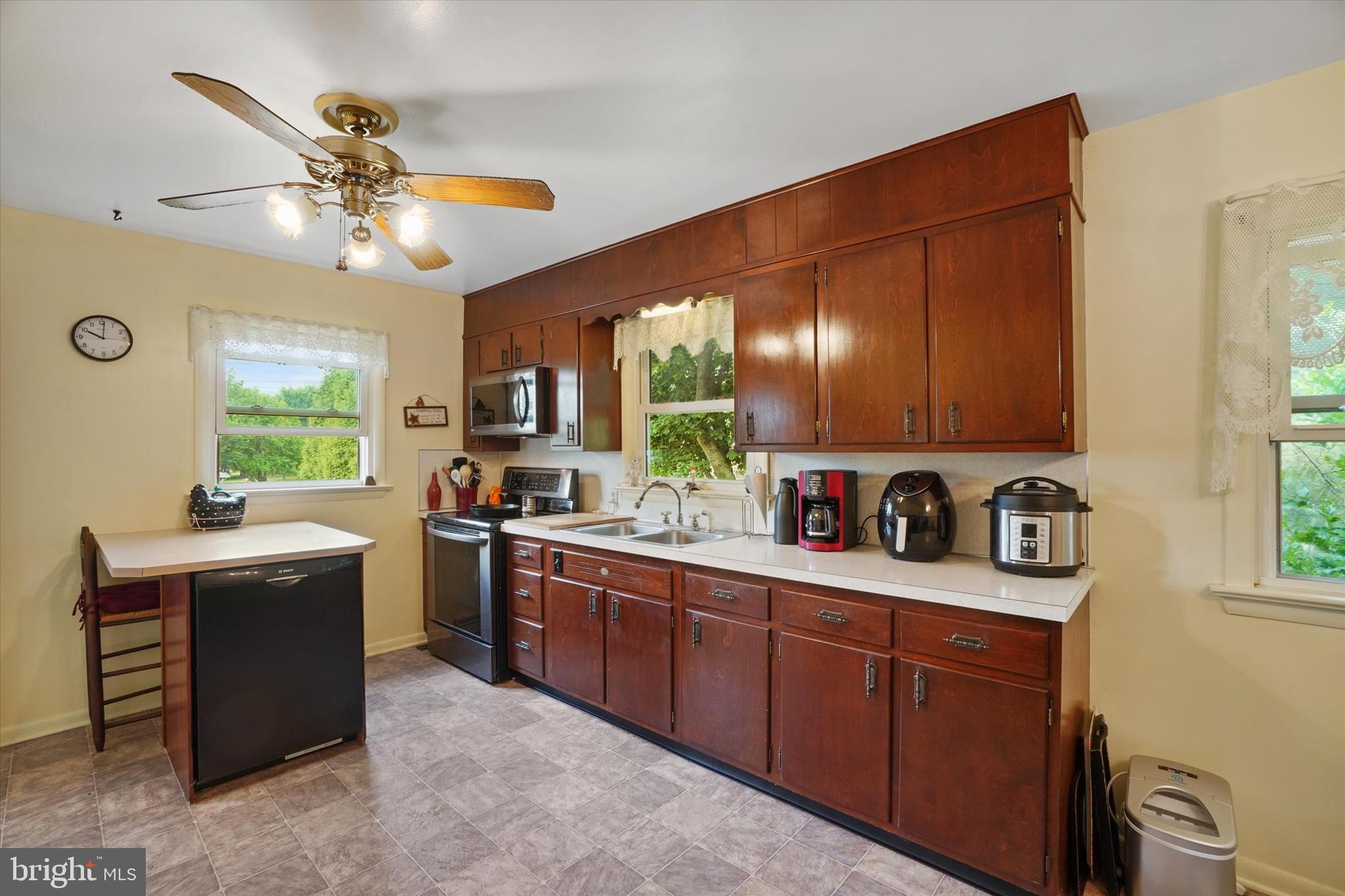 2035 Greenbriar Road York, PA 17404 - Photo 8 of 31 Gallery Image 8