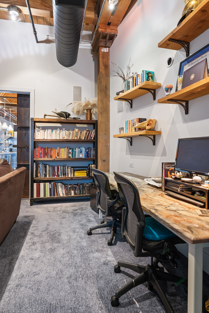 1101 West Lake Street, Unit 5E Chicago, IL 60607 - Photo 25 of 38 a room with musical instruments