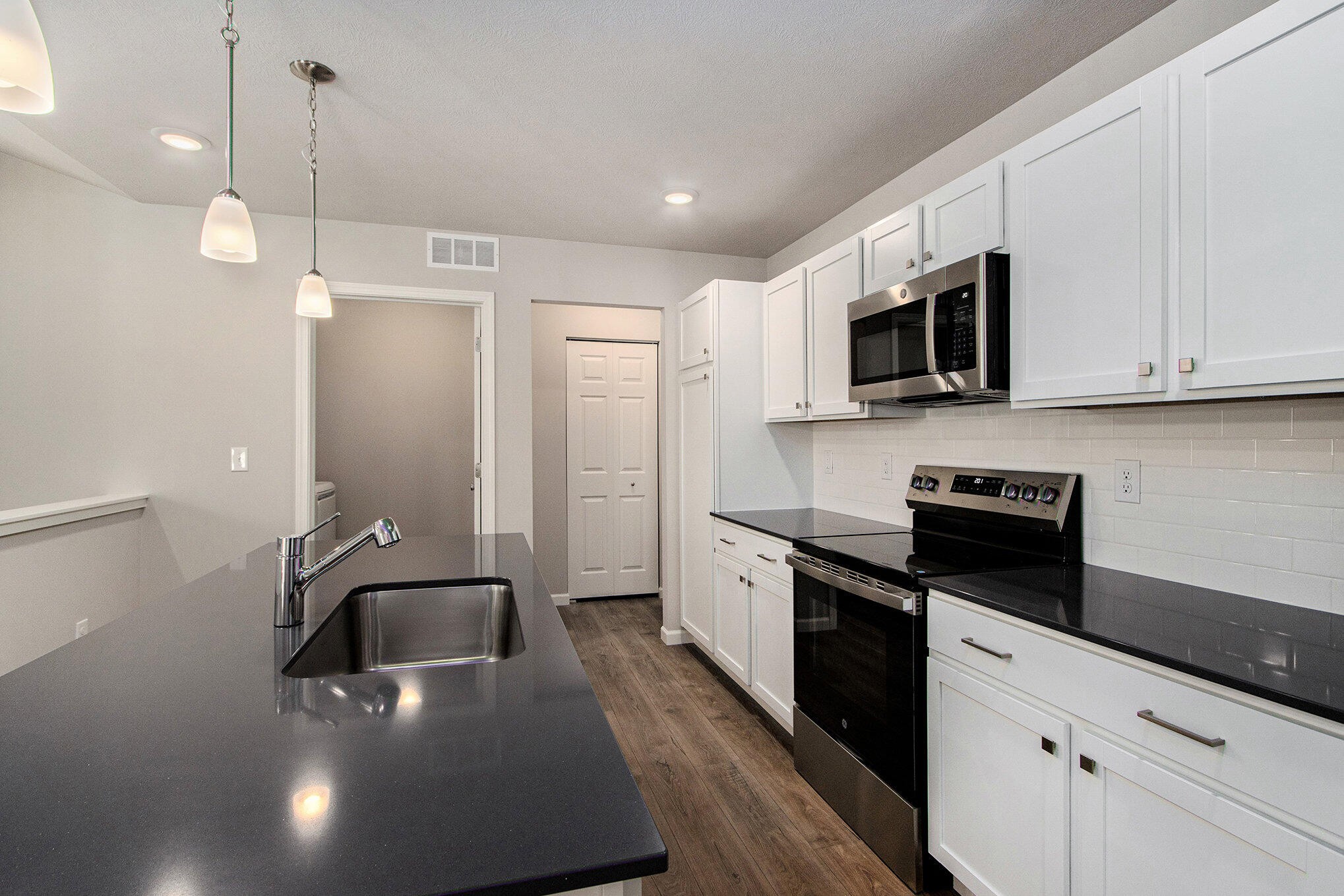 518 McKinley Three Rivers, MI 49093 - Photo 5 of 26 MTR033-V1245DF-Kitchen3