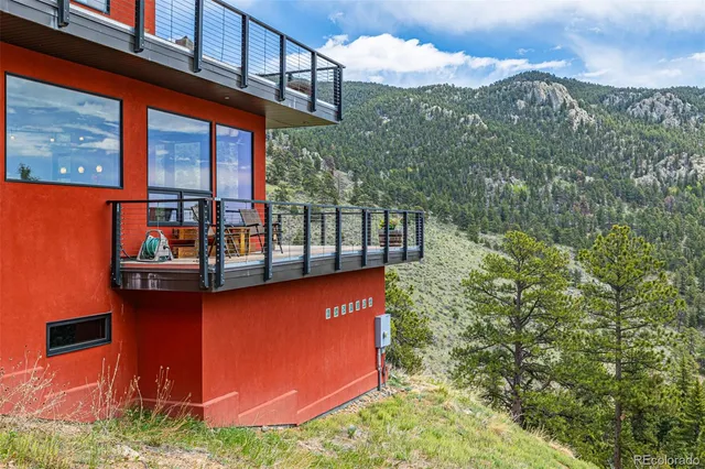 a bench is sitting in the middle of a yard