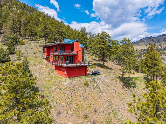 a view of a yard with a house