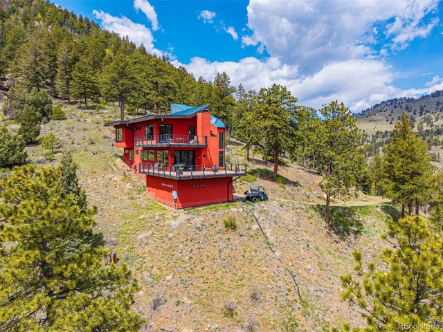 a view of a yard with a house