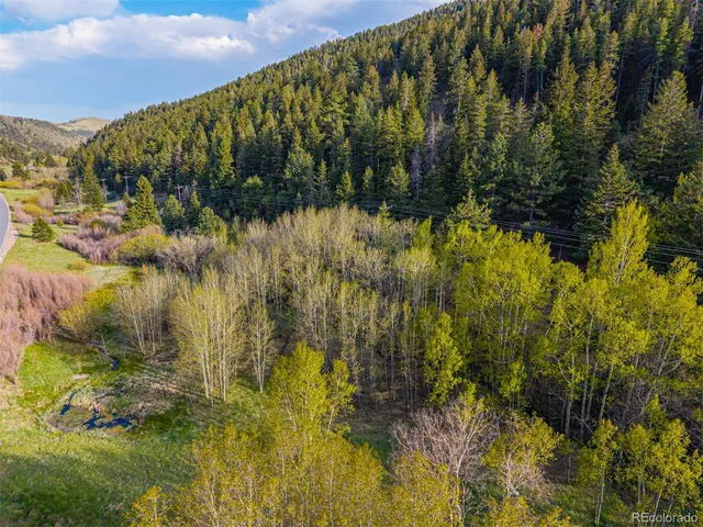 a view of a houses with a yard