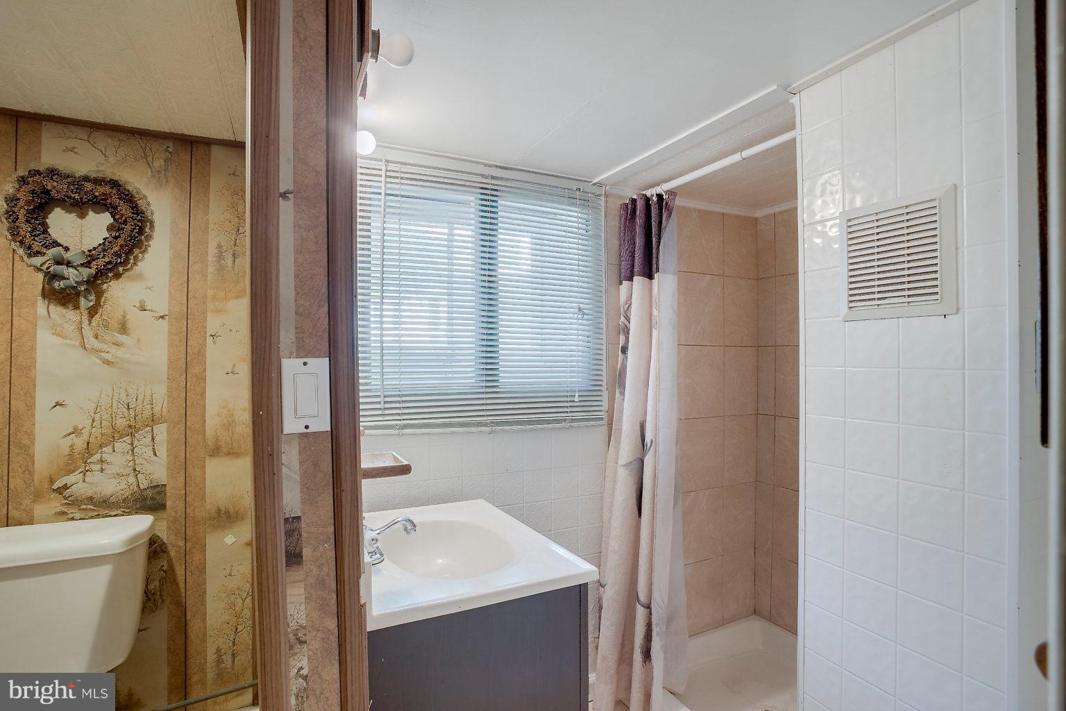 4709 Pilgrim Road Baltimore, MD 21214 - Photo 36 of 44 LL full bath
