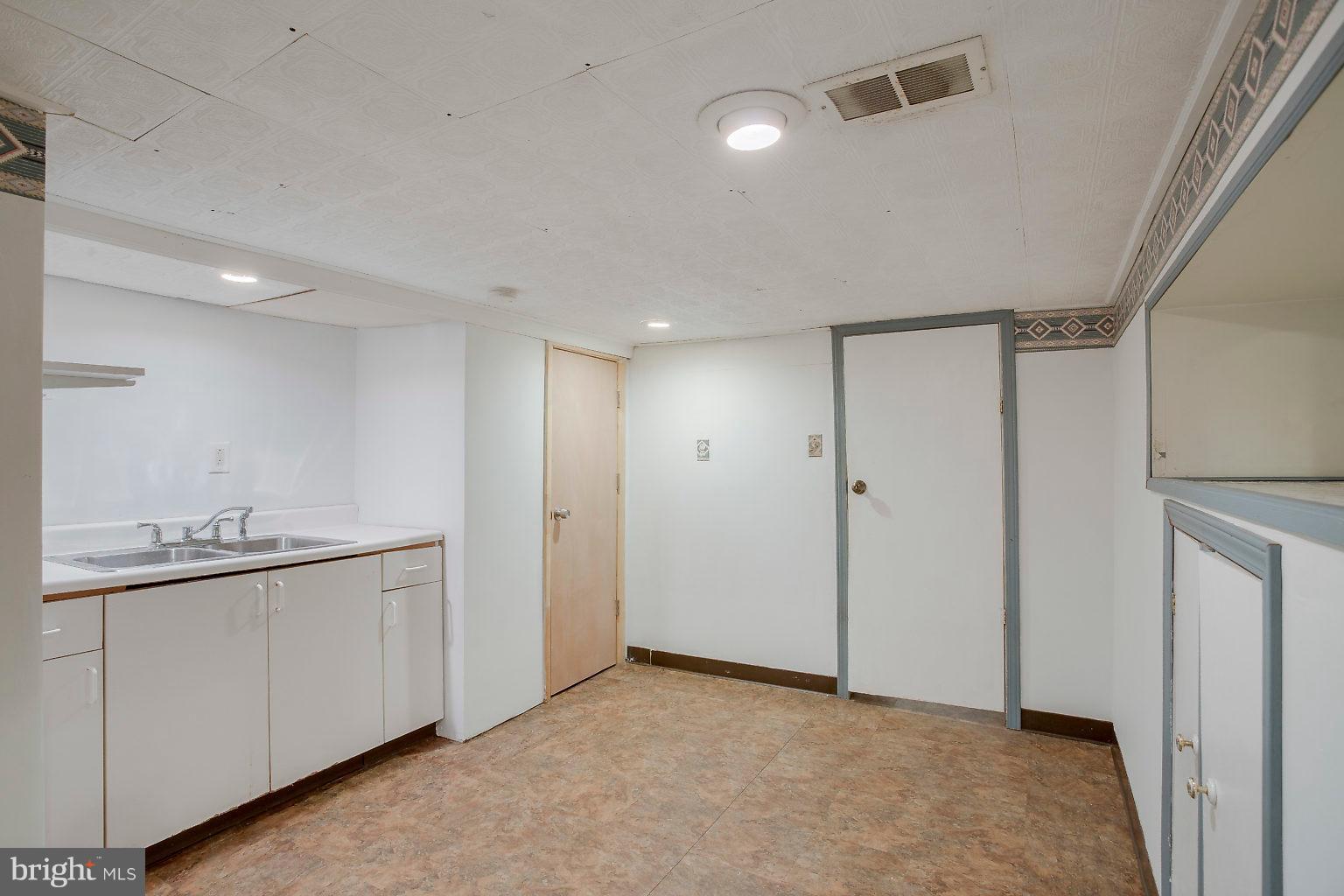 4709 Pilgrim Road Baltimore, MD 21214 - Photo 37 of 44 LL kitchenette area