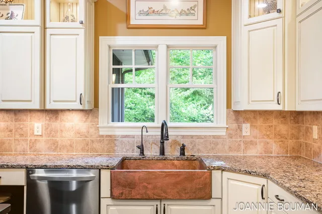 $929,900 | 15611 River Woods, West Olive, MI 49460