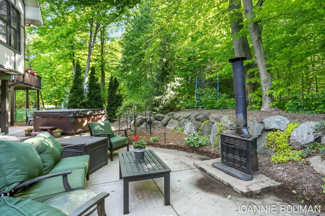 $929,900 | 15611 River Woods, West Olive, MI 49460