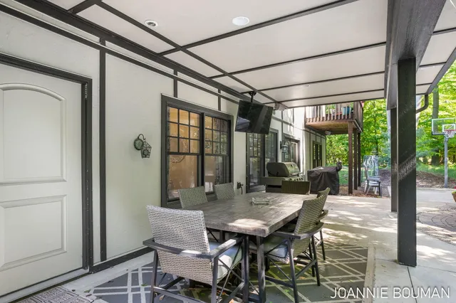 $929,900 | 15611 River Woods, West Olive, MI 49460