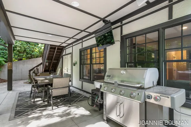 $929,900 | 15611 River Woods, West Olive, MI 49460