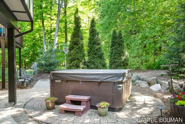 $929,900 | 15611 River Woods, West Olive, MI 49460