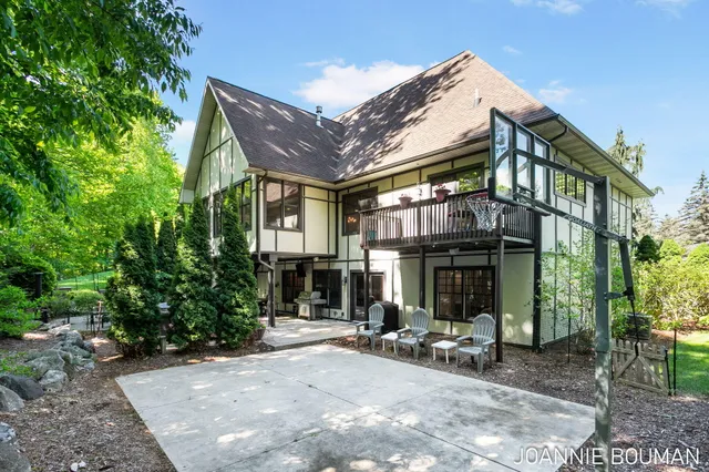 $929,900 | 15611 River Woods, West Olive, MI 49460