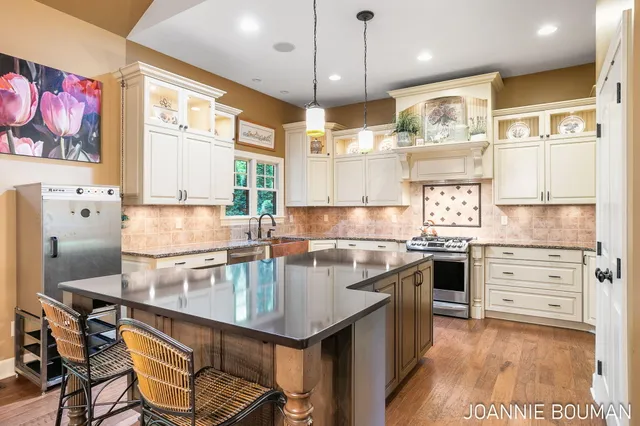 $929,900 | 15611 River Woods, West Olive, MI 49460