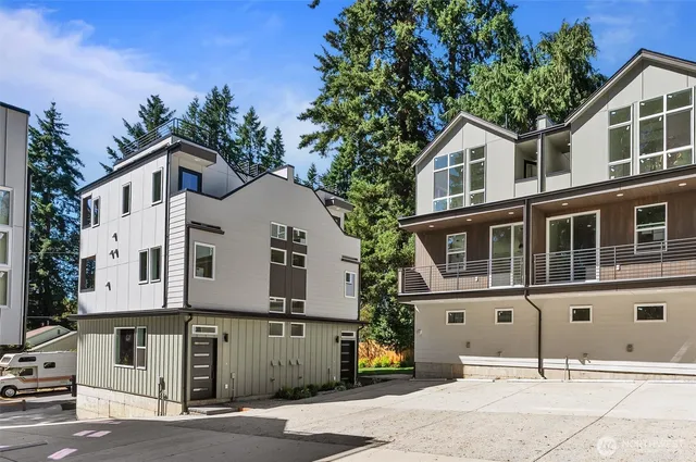 $619,950 | 10750 Interlake Avenue North, Seattle, WA 98133