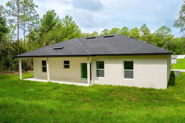 a view of livingroom with furniture