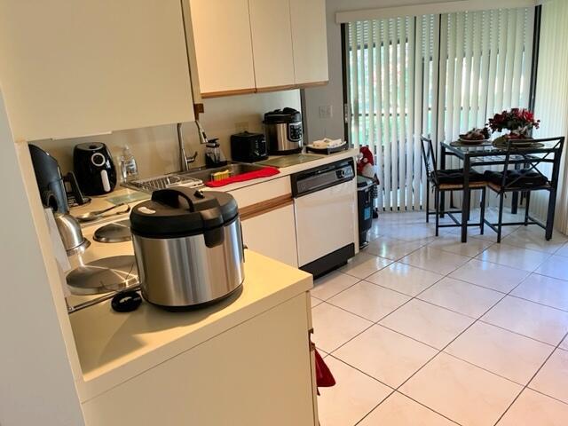 5520 Coach House Circle, Unit A Boca Raton, FL 33486 - Photo 25 of 101 Kitchen bkfst area