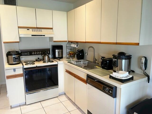 5520 Coach House Circle, Unit A Boca Raton, FL 33486 - Photo 26 of 101 Kitchen So & West