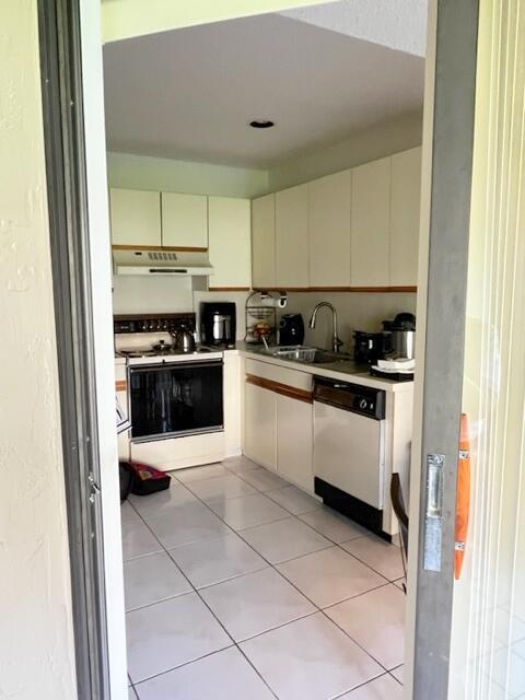 5520 Coach House Circle, Unit A Boca Raton, FL 33486 - Photo 29 of 101 Kitchen from patio