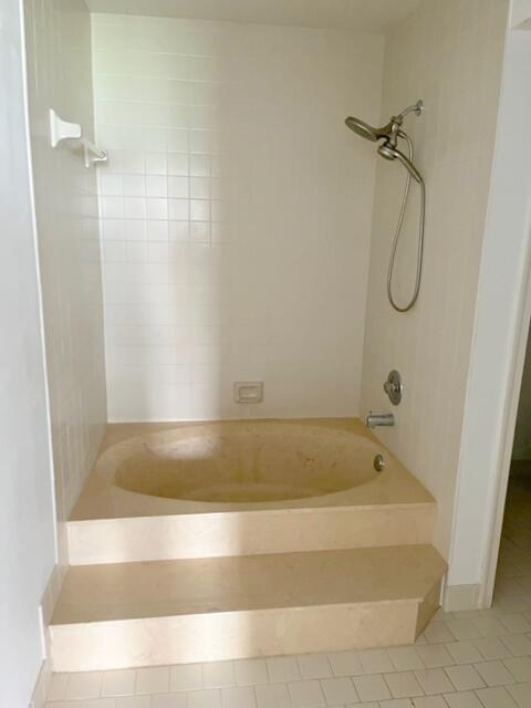 5520 Coach House Circle, Unit A Boca Raton, FL 33486 - Photo 78 of 101 Roman tub