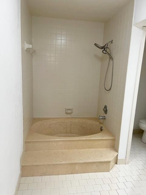 5520 Coach House Circle, Unit A Boca Raton, FL 33486 - Photo 91 of 101 Roman tub