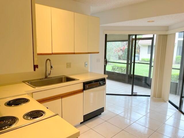 5520 Coach House Circle, Unit A Boca Raton, FL 33486 - Photo 96 of 101 kitchen eating area