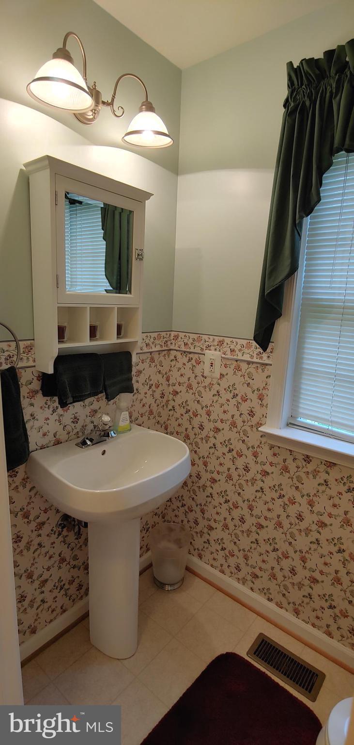 8089 Solley Road Pasadena, MD 21122 - Photo 9 of 26 Half Bath Main