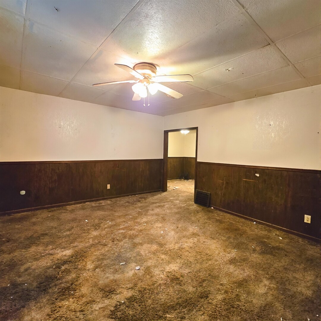 235 4th Avenue North Clinton, IA 52732 - Photo 4 of 11 a view of an empty room